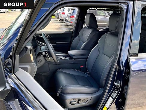 Used 2025 Lexus GX 550 w/ Accessory Package (2T) image 7
