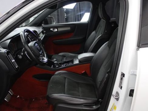 Used 2019 Volvo XC40 T4 R-Design FWD image 13