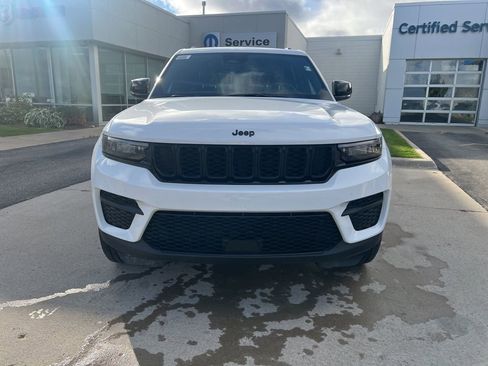New 2025 Jeep Grand Cherokee Altitude AWD/4WD image 2