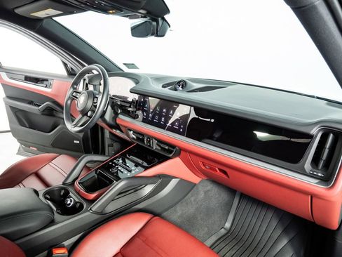 Certified 2024 Porsche Cayenne Coupe AWD/4WD image 25