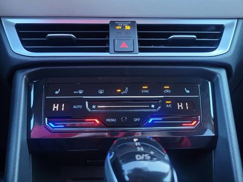 Certified 2025 Volkswagen Taos SE image 21