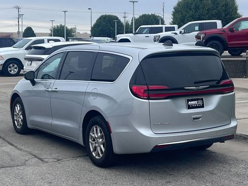 Used 2024 Chrysler Pacifica Touring-L FWD image 4
