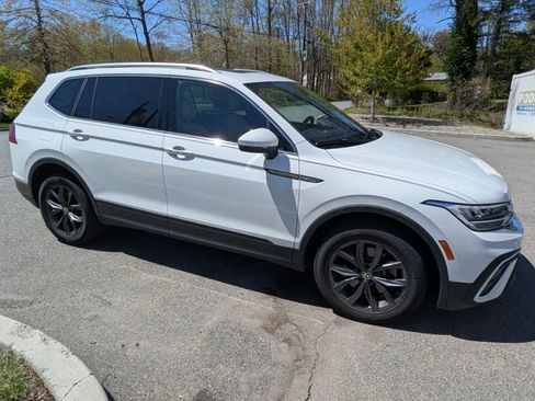 Used 2024 Volkswagen Tiguan SE AWD/4WD image 1