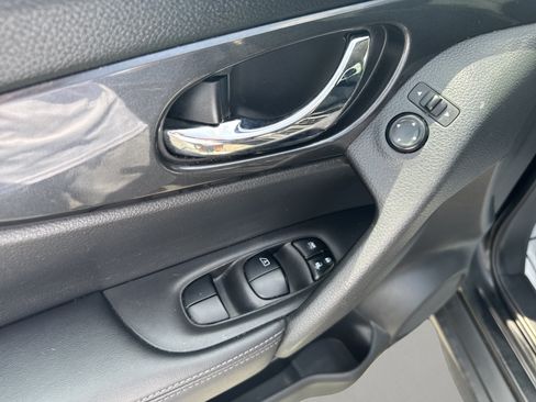 Used 2017 Nissan Rogue SV AWD/4WD image 13