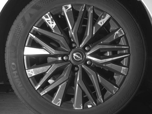 Used 2025 Nissan Altima 2.5 SV FWD image 13