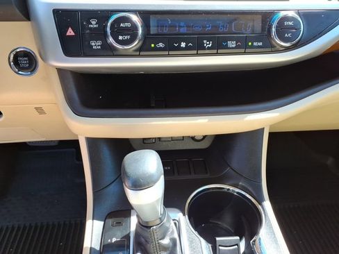 Used 2017 Toyota Highlander Limited FWD image 23