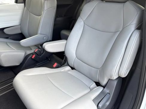 Used 2026 Toyota Sienna XLE FWD image 13