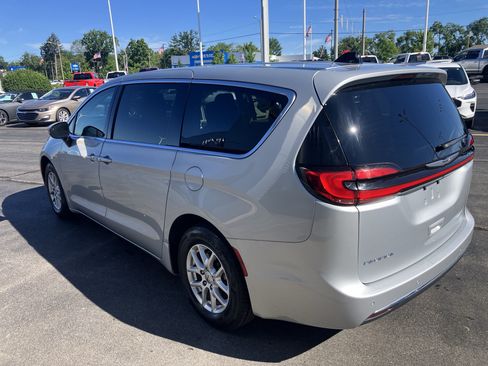 Used 2023 Chrysler Pacifica Touring-L FWD image 5