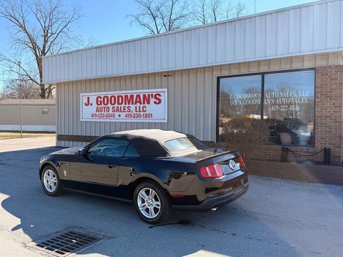 Used 2011 Ford Mustang Convertible image 1