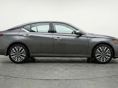 Used 2025 Nissan Altima 2.5 SV FWD image 11