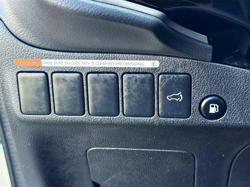 Used 2018 Mitsubishi Outlander SEL AWD/4WD image 28
