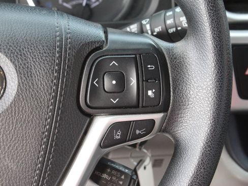 Used 2019 Toyota Highlander LE FWD image 16