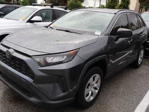 Used 2019 Toyota RAV4 LE FWD image 2