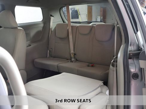 Used 2016 Kia Sedona LX image 4