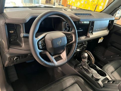 Used 2025 Ford Bronco Badlands image 16