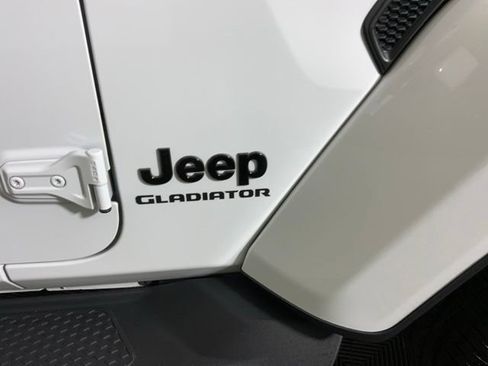 Used 2022 Jeep Gladiator Overland AWD/4WD image 13