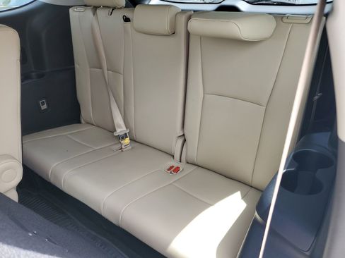 Used 2024 Toyota Highlander XLE FWD image 13