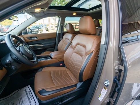 Used 2024 Nissan Pathfinder Platinum w/ Cargo Package image 15