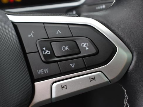 Used 2023 Volkswagen Tiguan SE w/ Panoramic Sunroof Package FWD image 16