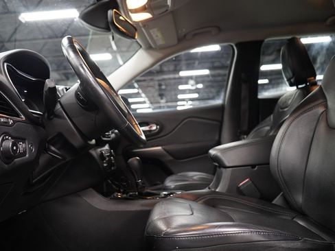 Used 2019 Jeep Cherokee Limited w/ Technology Group FWD image 10