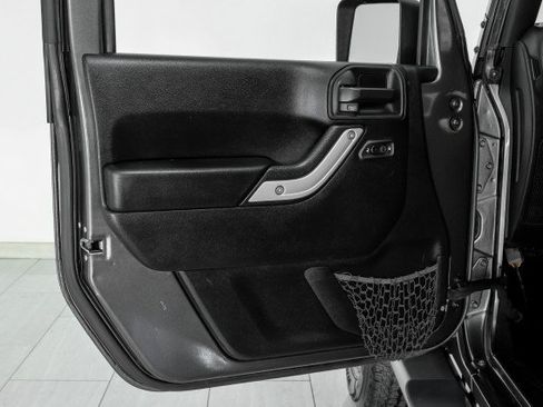 Used 2018 Jeep Wrangler Unlimited Sahara AWD/4WD image 37