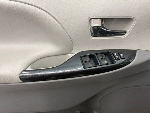 Used 2012 Toyota Sienna SE image 14