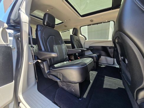 Used 2018 Chrysler Pacifica Limited FWD image 46