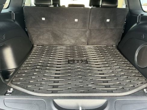 Used 2021 Jeep Grand Cherokee Laredo X image 39