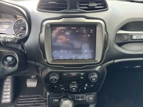 Used 2021 Jeep Renegade Latitude w/ Sun & Sound Group image 17