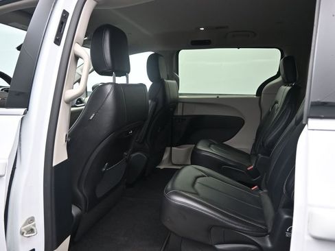 Used 2023 Chrysler Pacifica Touring-L FWD image 25