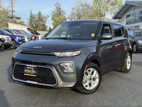 Used 2022 Kia Soul LX w/ Technology Package image 2