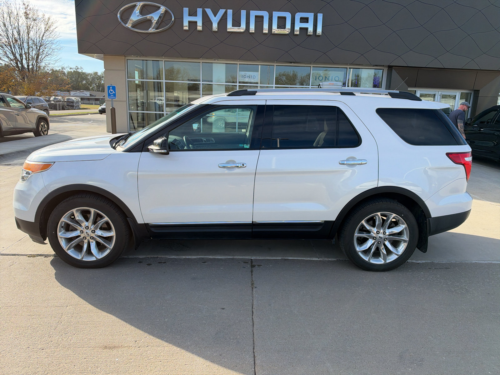Used 2014 Ford Explorer XLT w/ Equipment Group 202A FWD image 2