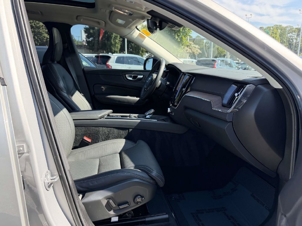 Used 2023 Volvo XC60 B5 Ultimate w/ Climate Package FWD image 12