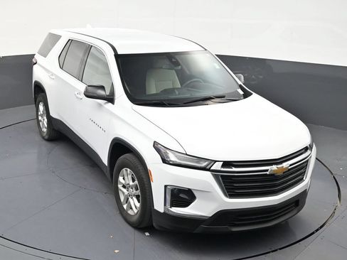 Used 2023 Chevrolet Traverse LS FWD image 17