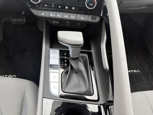 Used 2024 Hyundai Elantra SEL w/ Convenience Package image 21