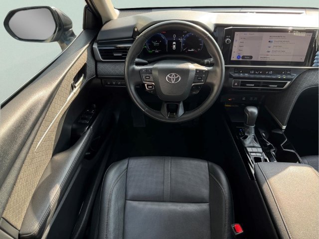 Used 2025 Toyota Camry XLE FWD image 8