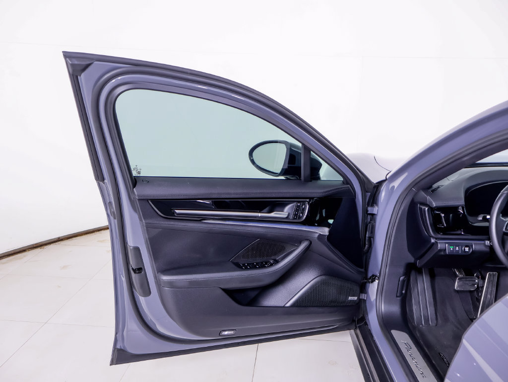 Certified 2025 Porsche Panamera w/ Premium Package RWD image 21