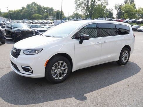 New 2026 Chrysler Pacifica Select AWD/4WD image 8