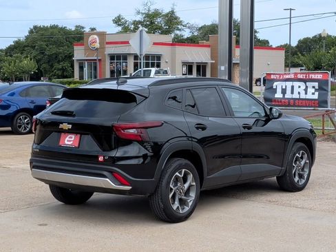 Used 2025 Chevrolet Trax LT FWD image 8