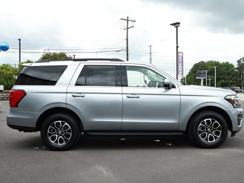 Used 2024 Ford Expedition XLT RWD image 4