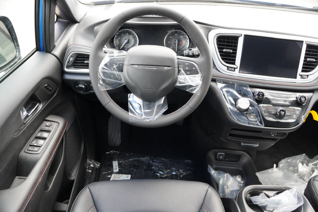 New 2027 Chrysler Pacifica Select AWD/4WD image 14