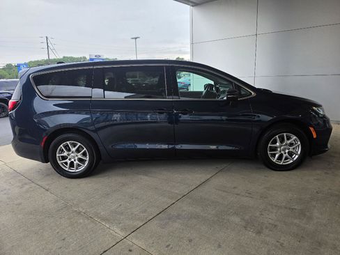 Used 2024 Chrysler Pacifica Touring-L FWD image 5