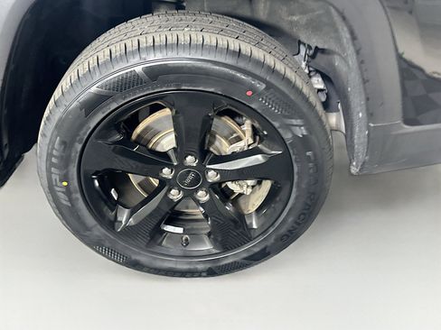 Used 2022 Jeep Grand Cherokee L Laredo image 11