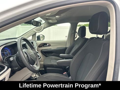 Used 2023 Chrysler Voyager LX FWD image 9