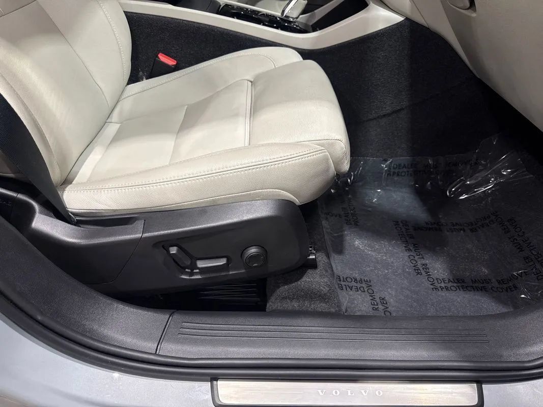 Used 2024 Volvo XC40 B5 Plus AWD/4WD image 94