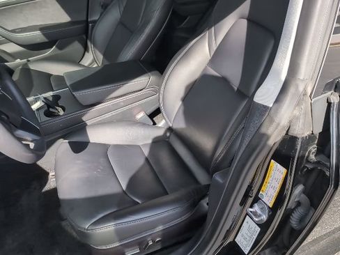 Used 2022 Tesla Model 3 Standard Range Plus image 9