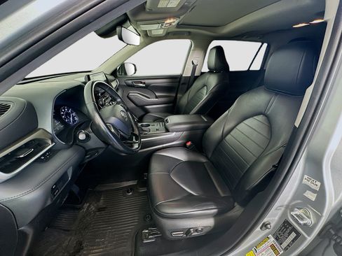 Used 2020 Toyota Highlander XLE FWD image 13