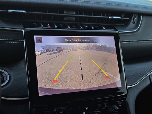 Used 2022 Jeep Grand Cherokee Limited image 20