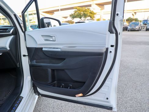 Certified 2026 Toyota Sienna XLE FWD image 39