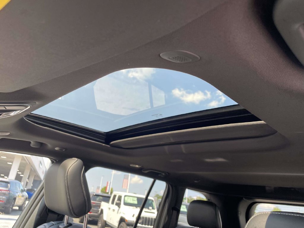 New 2027 Jeep Grand Cherokee Altitude RWD image 27